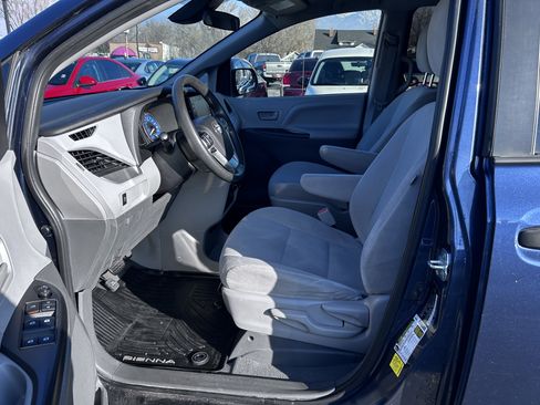 Used 2020 Toyota Sienna L image 9