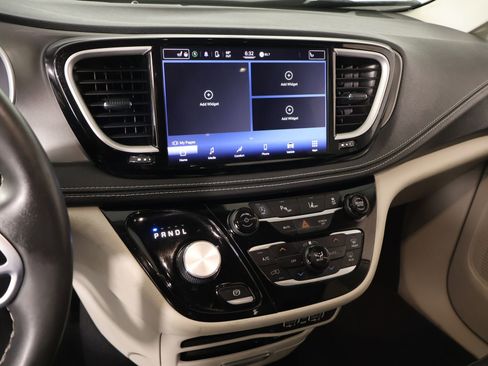 Used 2022 Chrysler Pacifica Touring-L FWD image 5