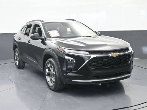 Used 2025 Chevrolet Trax LT FWD image 9