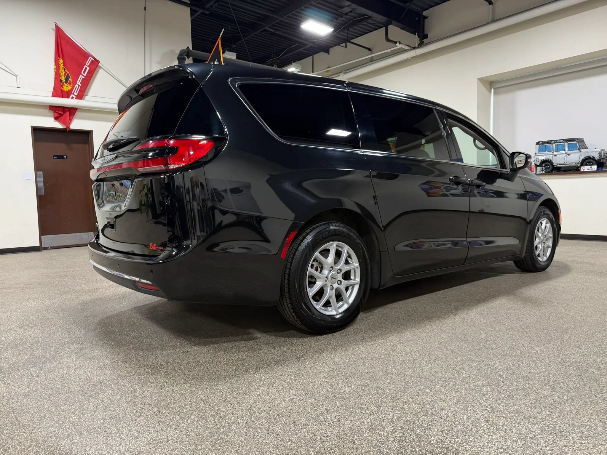 Used 2023 Chrysler Pacifica Touring-L FWD image 5