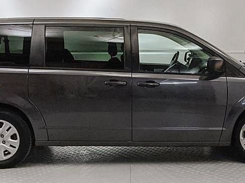 Used 2018 Dodge Grand Caravan SE w/ UConnect Hands-Free Group image 2