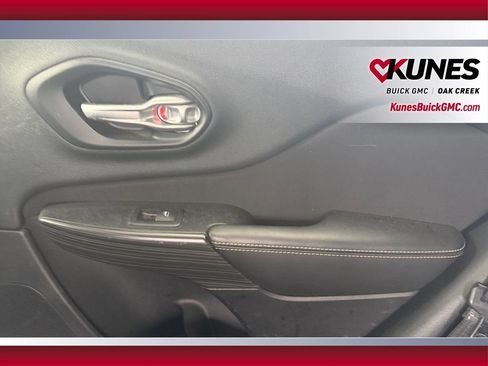 Used 2016 Jeep Cherokee Latitude FWD image 32