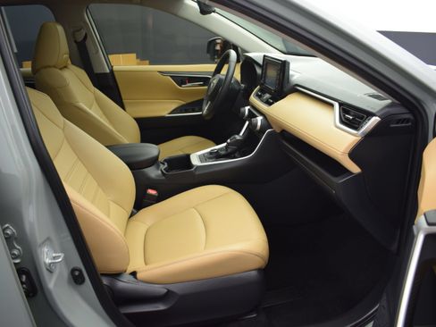 Used 2022 Toyota RAV4 XLE Premium AWD/4WD image 10