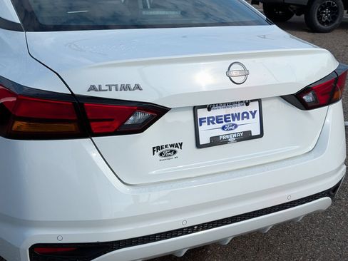 Used 2024 Nissan Altima 2.5 S FWD image 12