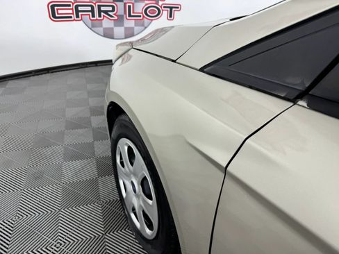 Used 2017 Ford Focus SE FWD image 21