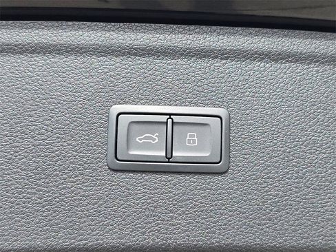 Used 2023 Audi Q5 2.0T Premium w/ Convenience Package image 17