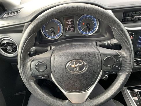Used 2018 Toyota Corolla LE image 19