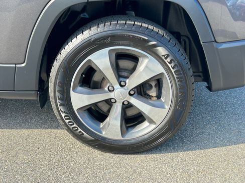 Used 2019 Jeep Cherokee Limited w/ Luxury Group AWD/4WD image 3