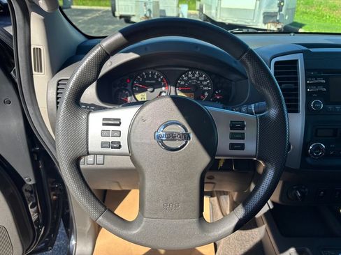 Used 2013 Nissan Frontier SV w/ SV Value Truck Pkg AWD/4WD image 12