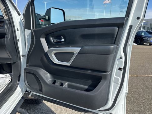 Used 2023 Nissan Titan SV w/ SV Convenience Package image 42