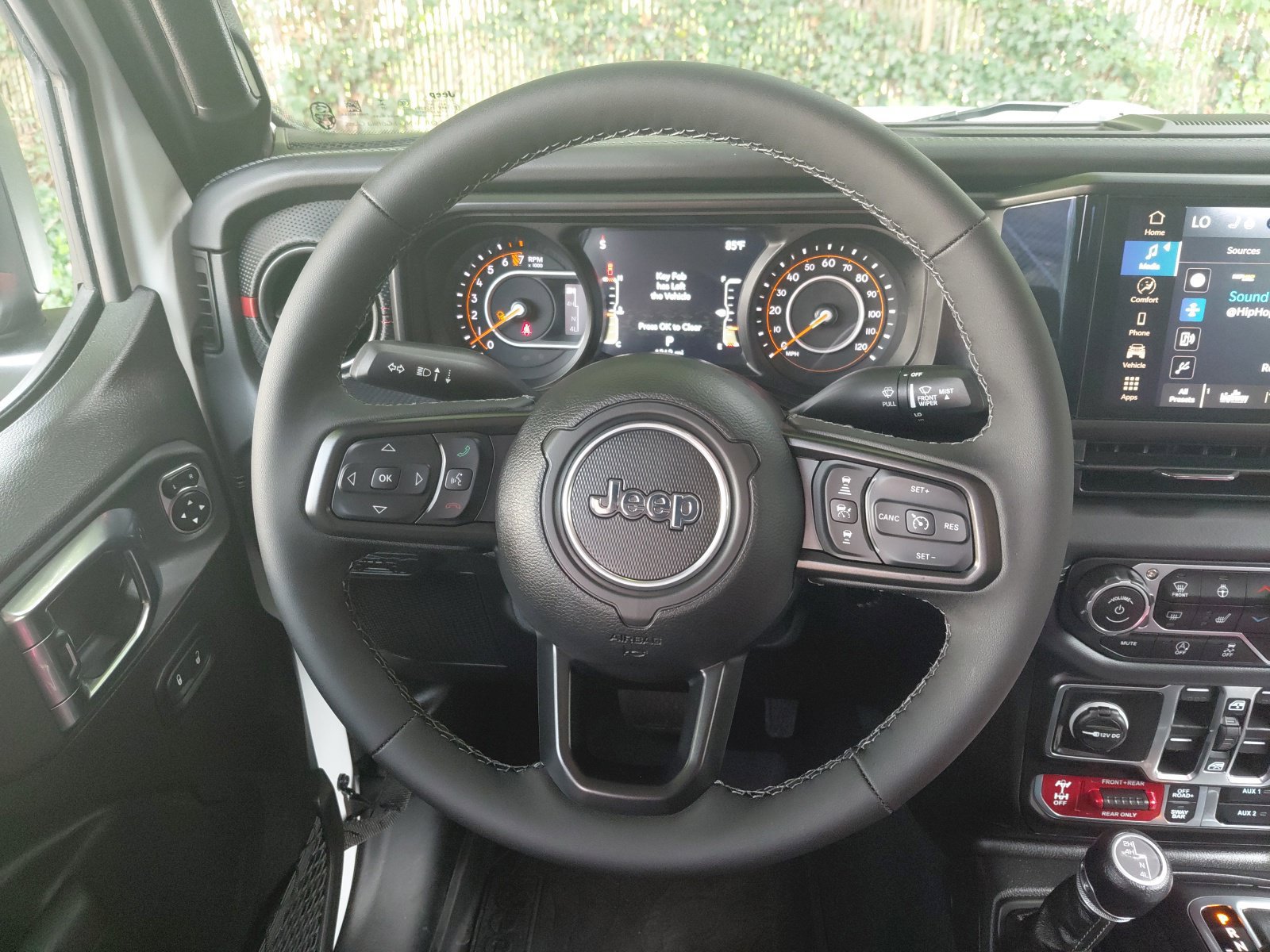 Used 2025 Jeep Gladiator Rubicon w/ Convenience Group AWD/4WD image 4