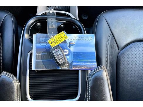 Used 2024 Chrysler Pacifica Touring-L FWD image 57