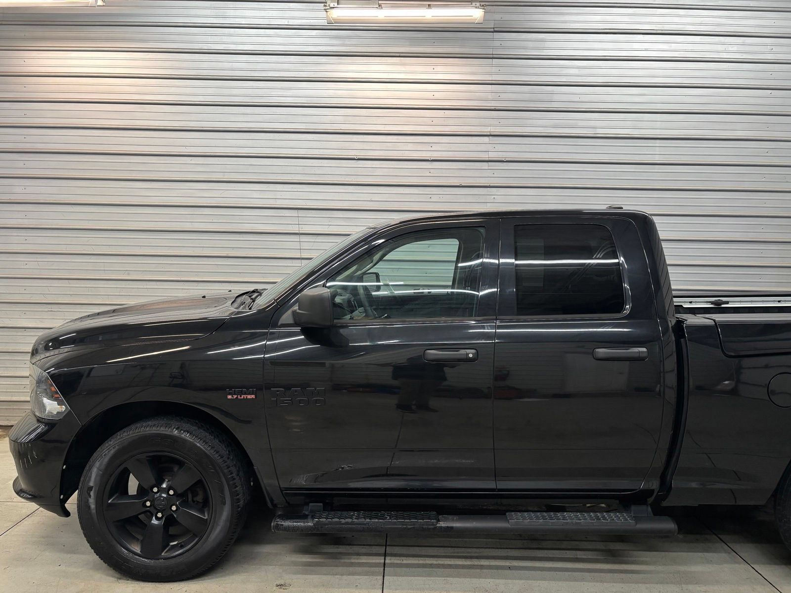Used 2018 RAM 1500 Express w/ Black Ram 1500 Express Group AWD/4WD image 3