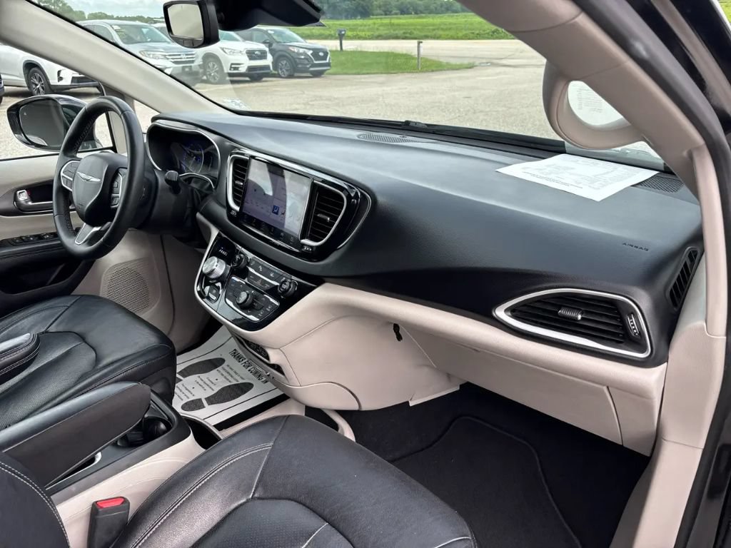 Used 2022 Chrysler Pacifica Touring-L FWD image 26
