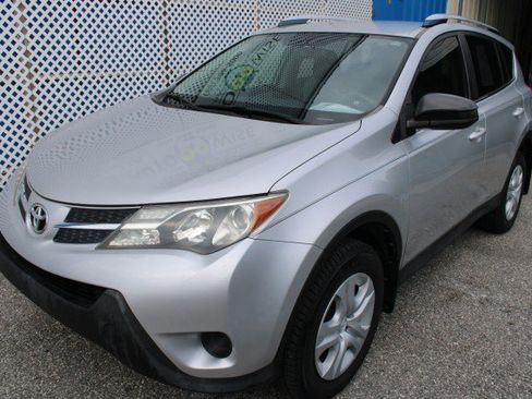 Used 2015 Toyota RAV4 LE FWD image 10