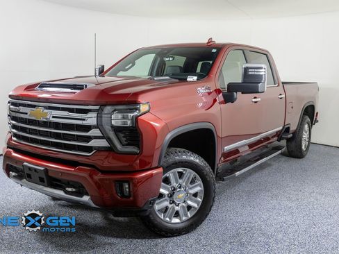 Used 2025 Chevrolet Silverado 2500 High Country w/ Technology Package AWD/4WD image 3