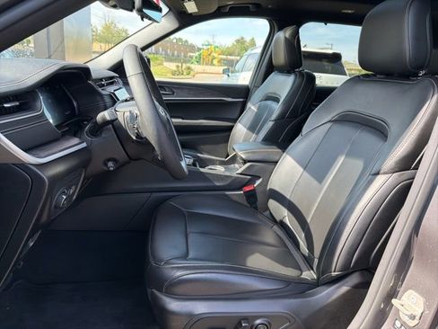 Used 2024 Jeep Grand Cherokee L Limited w/ Luxury Tech Group II image 21