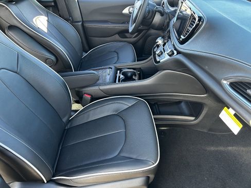 New 2026 Chrysler Pacifica Limited image 8
