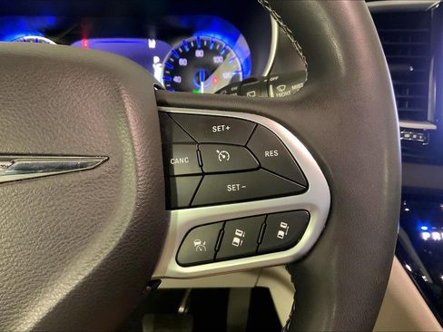 Used 2024 Chrysler Pacifica Touring-L FWD image 21
