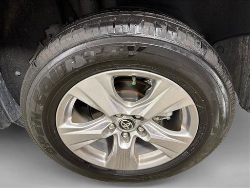 Used 2025 Toyota RAV4 XLE FWD image 19