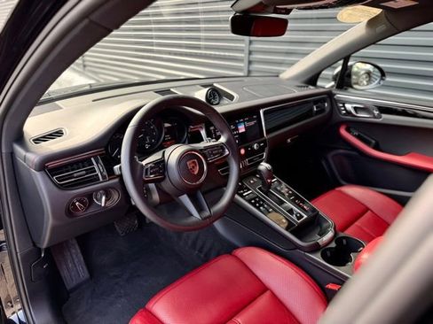 Certified 2025 Porsche Macan image 4