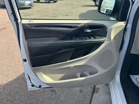 Used 2017 Dodge Grand Caravan SXT image 14