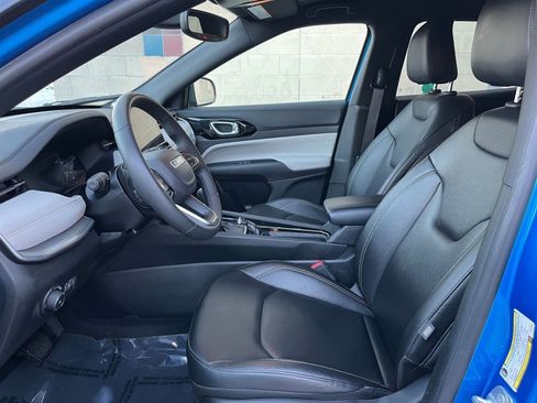 Used 2025 Jeep Compass Limited image 27