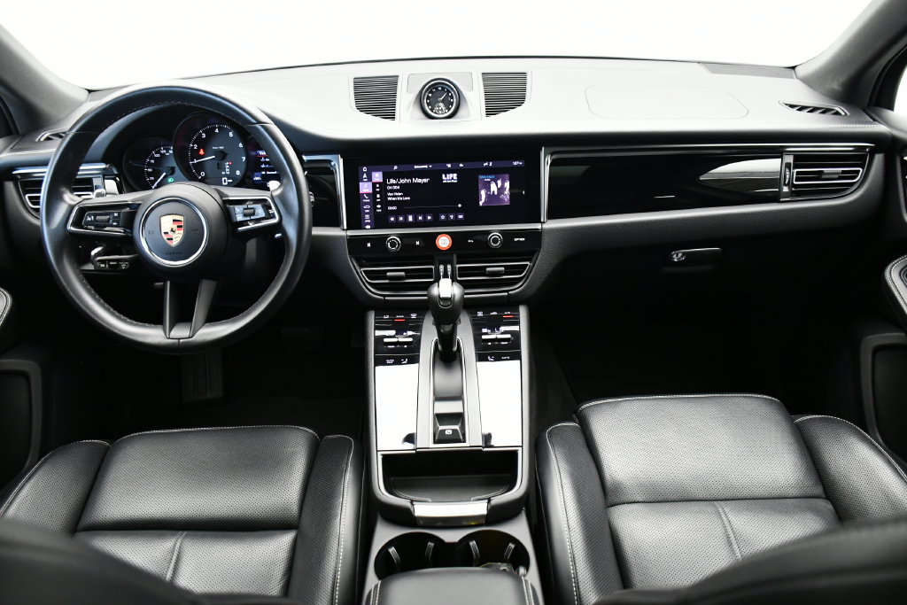Certified 2024 Porsche Macan AWD/4WD image 31