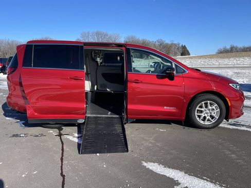 Used 2024 Chrysler Pacifica Touring-L image 2