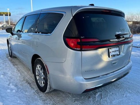 Used 2024 Chrysler Pacifica Touring-L image 49