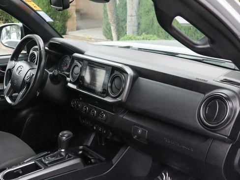 Used 2019 Toyota Tacoma TRD Off-Road w/ Technology Package AWD/4WD image 38
