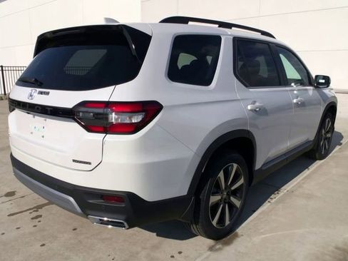 New 2025 Honda Pilot Touring image 9