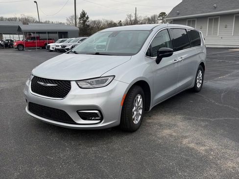 Used 2024 Chrysler Pacifica Touring-L image 1