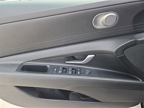 Used 2021 Hyundai Elantra SEL image 16