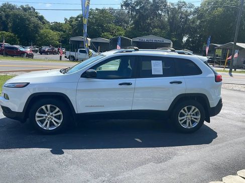 Used 2015 Jeep Cherokee Sport FWD image 4