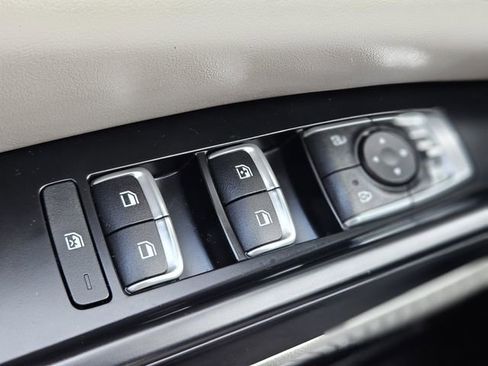 Used 2022 Kia Carnival LX image 22