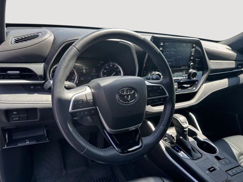 Used 2022 Toyota Highlander XSE FWD image 10