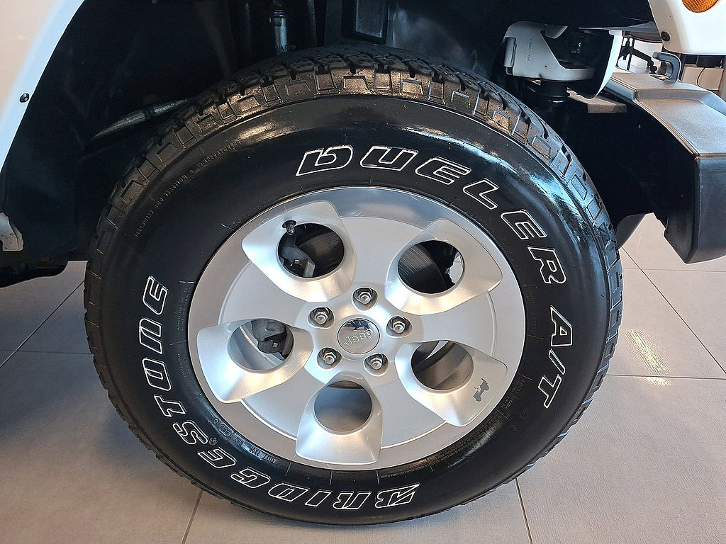 Used 2014 Jeep Wrangler Sahara w/ Dual Top Group AWD/4WD image 33