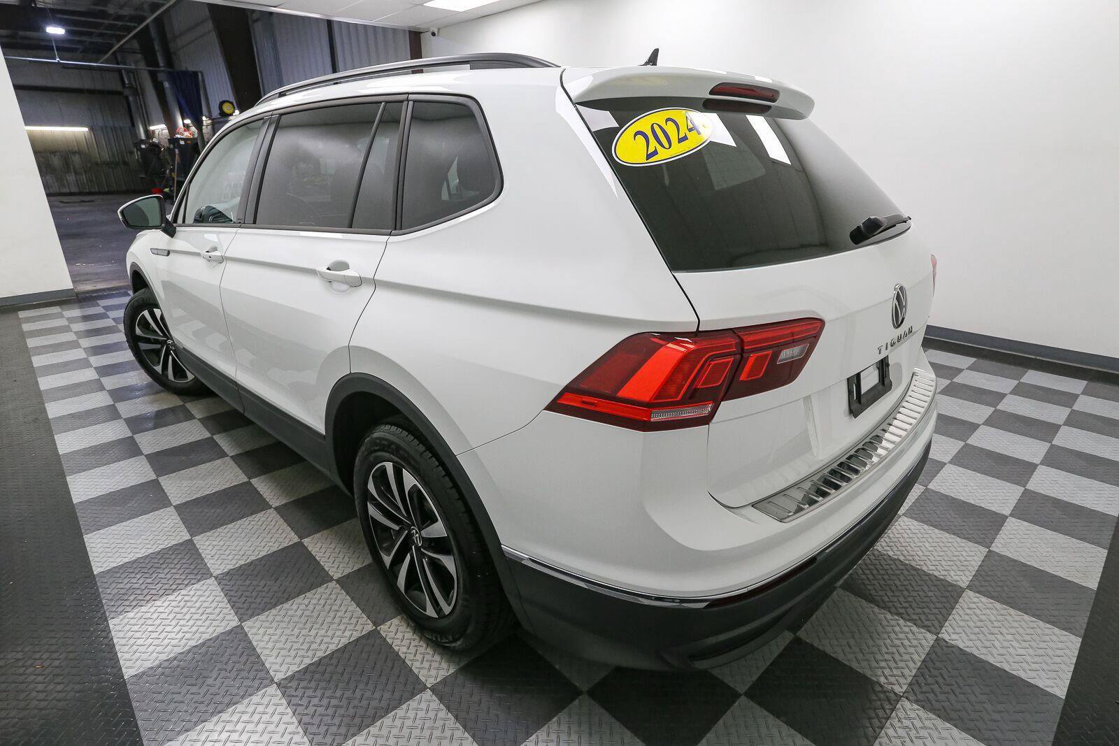 Certified 2024 Volkswagen Tiguan S AWD/4WD image 11