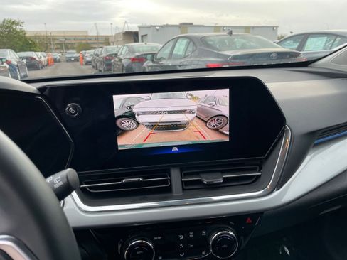 Used 2025 Chevrolet Trax LT w/ LT Convenience Package image 23