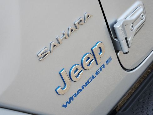 Used 2023 Jeep Wrangler Unlimited Sahara w/ Cold Weather Group AWD/4WD image 18