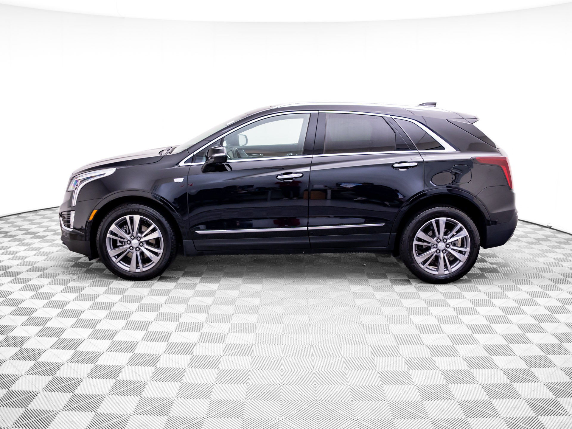 Used 2024 Cadillac XT5 Premium Luxury w/ Technology Package AWD/4WD image 2