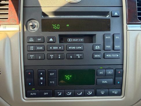 Used 2006 Lincoln Town Car Signature image 20