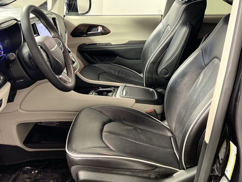 Used 2022 Chrysler Pacifica Limited w/ Uconnect Theater Family Group FWD image 14