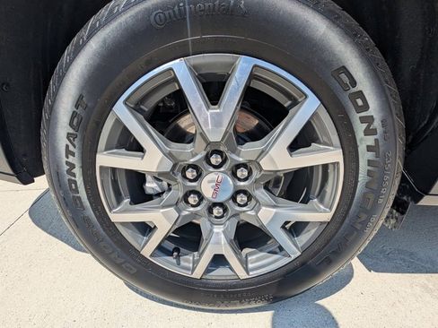 Used 2023 GMC Acadia SLE image 42