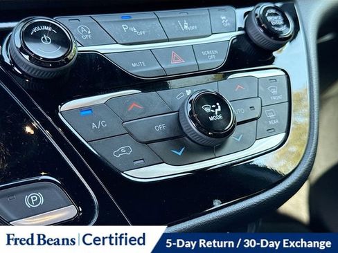 Used 2025 Chrysler Pacifica Select FWD image 19