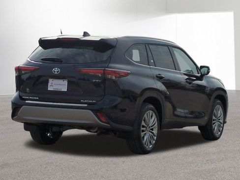 New 2026 Toyota Highlander Platinum image 5