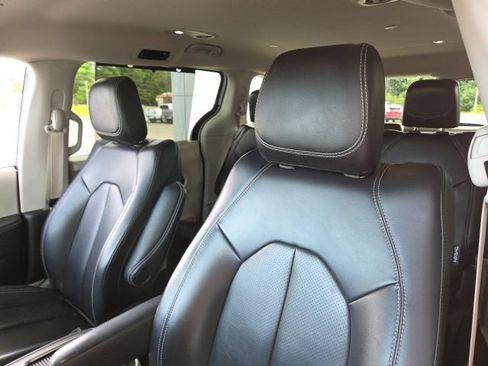 Used 2023 Chrysler Pacifica Touring-L FWD image 18