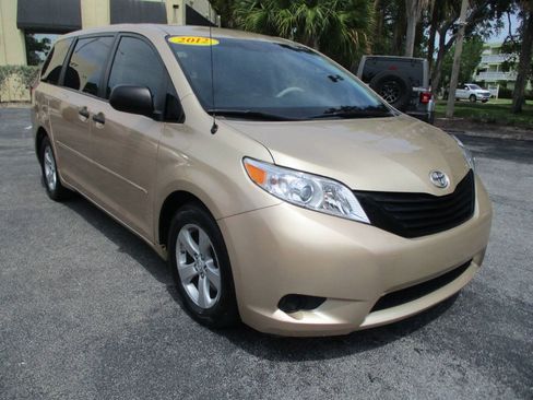 Used 2012 Toyota Sienna FWD image 2