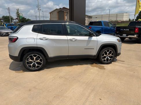 Used 2025 Jeep Compass Limited AWD/4WD image 12
